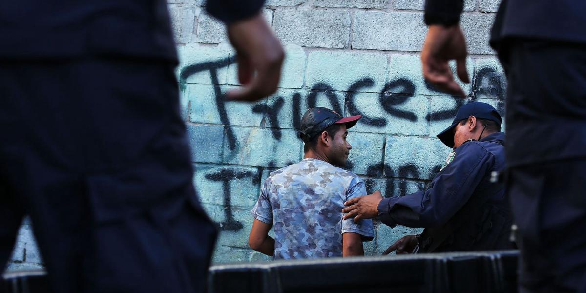 Tizenévest igazoltatnak a rendőrök Tegucigalpában – bandaháború FOTÓ: EUROPRESS/GETTY IMAGES/SPENCER PLATT