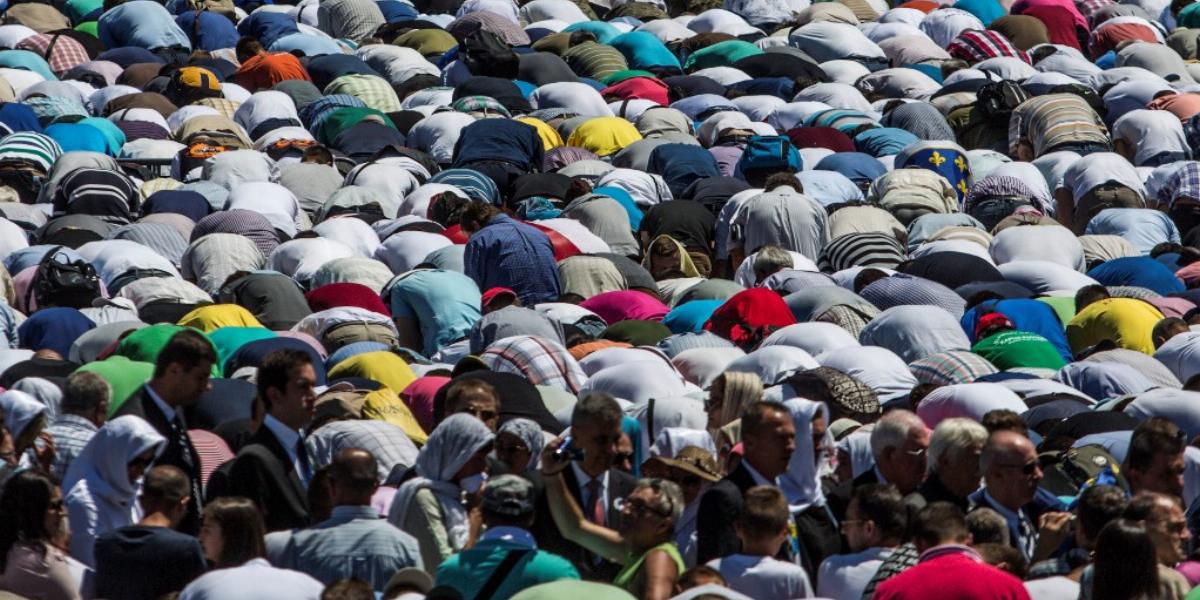 Srebrenica évfordulóján a bosnyák muzulmánok imádkoztak megölt honfi társaikért FOTÓ: EUROPRESS/GETTY IMAGES/MATEJ DIVIZNA