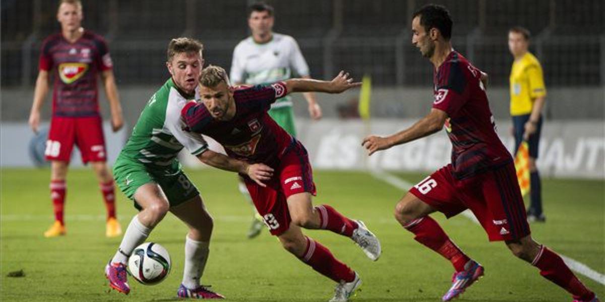 A walesi Sam Finley, valamint Dinko Trebotic (k) és Filipe Oliveira (j), a Videoton játékosai a visszavágón. MTI FOTÓ: Illyés Ti