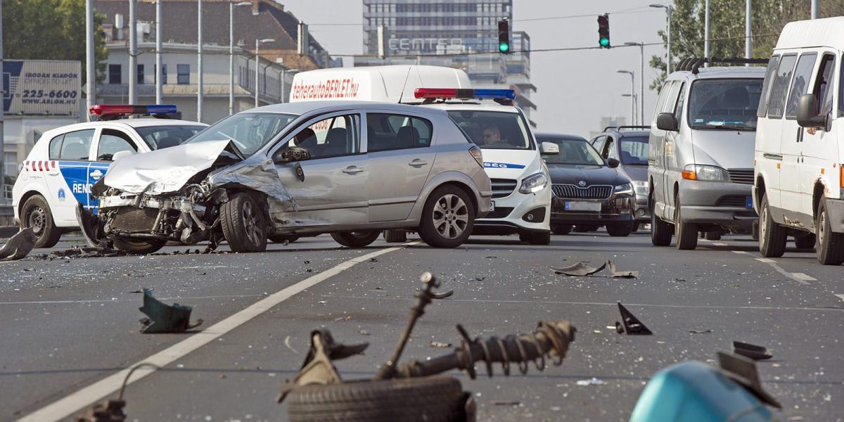 Összetört járművek és autóroncsok Budapesten, a Váci úton, a Vizafogó és a Fiastyúk utca között, ahol négy autó és egy busz ütkö