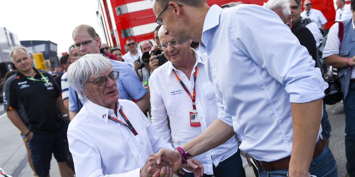 Bernie Ecclestone, a Forma-1 kereskedelmi jogait birtokló brit üzletember itt Szijjártó Péter külgazdasági és külügyminiszterrel