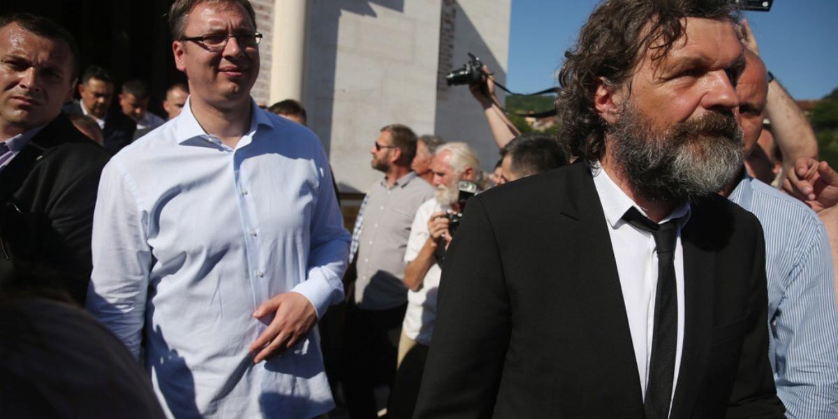 Emir Kusturica (elöl) Alexandar Vucic szerb kormányfő társaságában FOTÓK: EUROPRESS/GETTY IMAGES/DAVID SPENCER