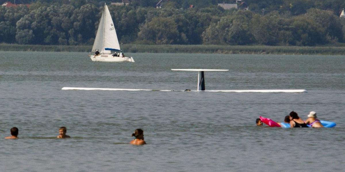 Vitorlázó repülőgép zuhant a vízbe Balatonberénynél, a parttól körülbelül 500 méterre, a naturistastrand közelében szombaton, a 