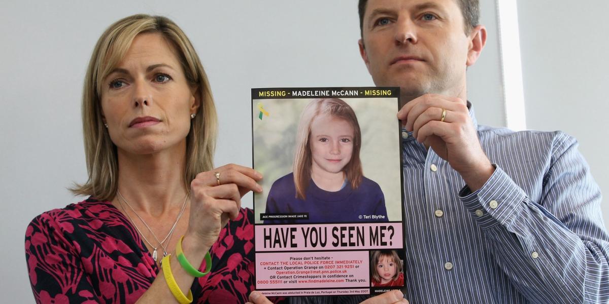 Anglia, London 2012: Kate és Gerry McCann sajtótájékoztatójukon bejelentik: a Scotland Yard újra nyomoz kislányuk eltűnése ügyéb