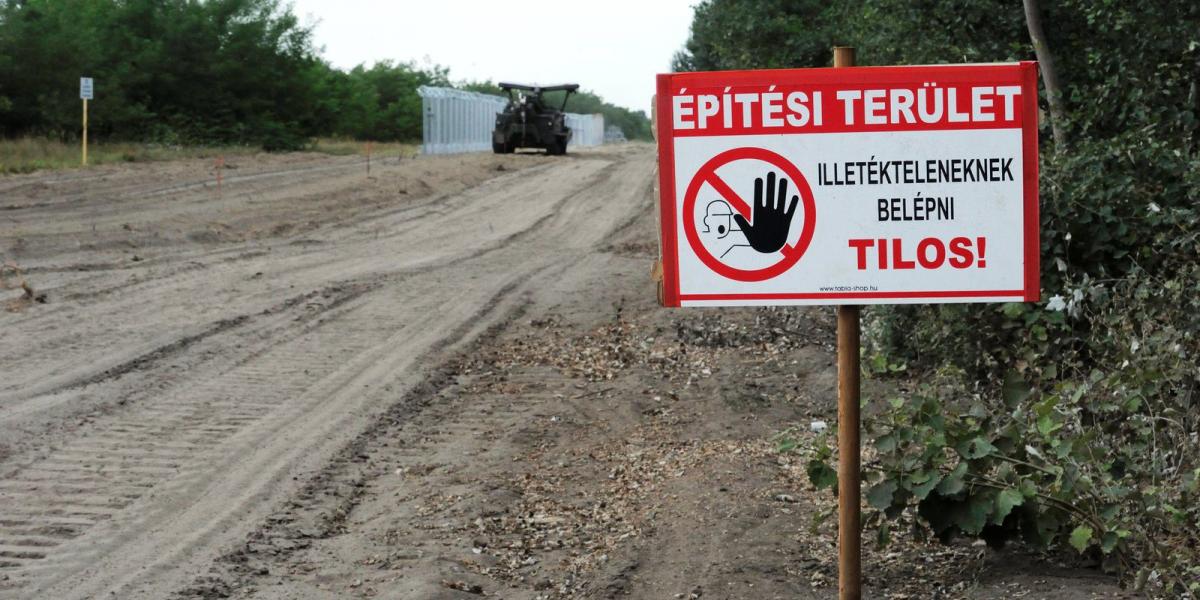 Építési területet jelző tábla és a honvédség BAT-2 típusú lánctalpas buldózere Mórahalom közelében az ideiglenes biztonsági hatá