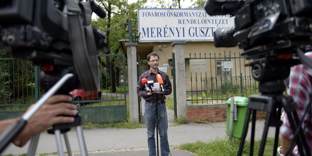 Erőss Gábor, a Párbeszéd Magyarországért elnökségi tagja Eltemetjük a magyar beteget címmel sajtótájékoztatót tart a Merényi Gus