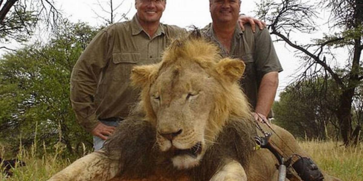 Walter Palmer (balra) az állatvédők közellensége lett FORRÁS: FACEBOOK