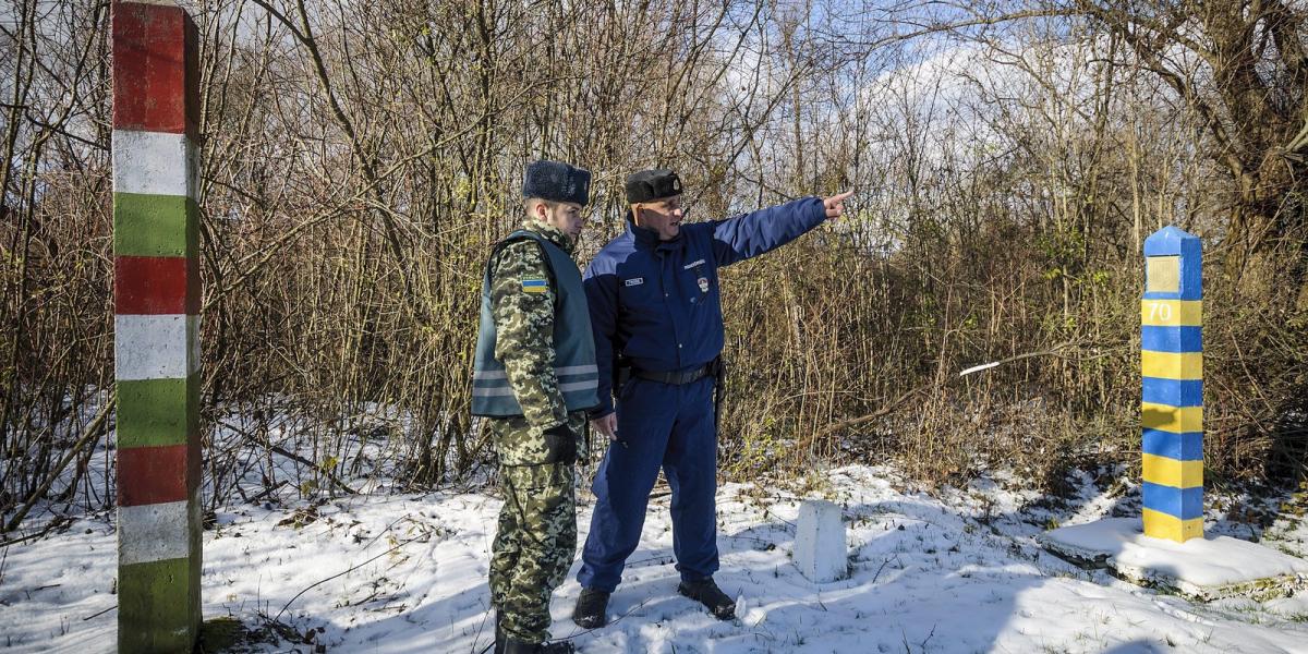 Magyar és ukrán határrendész Marosliget közelében - Fotó: Czeglédi Zsolt/MTI