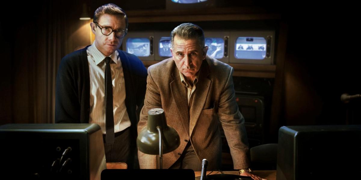 Martin Freeman és Anthony LaPaglia a producer és a rendező szerepében az ideiglenes jeruzsálemi tévéstúdióban, a monitorokon Eic