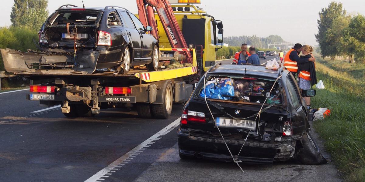 Összetört személyautók az M5-ös autópályán Kecskemét határában 2015. augusztus 28-án. Előzőleg egy autó szalagkorlátnak ütközött