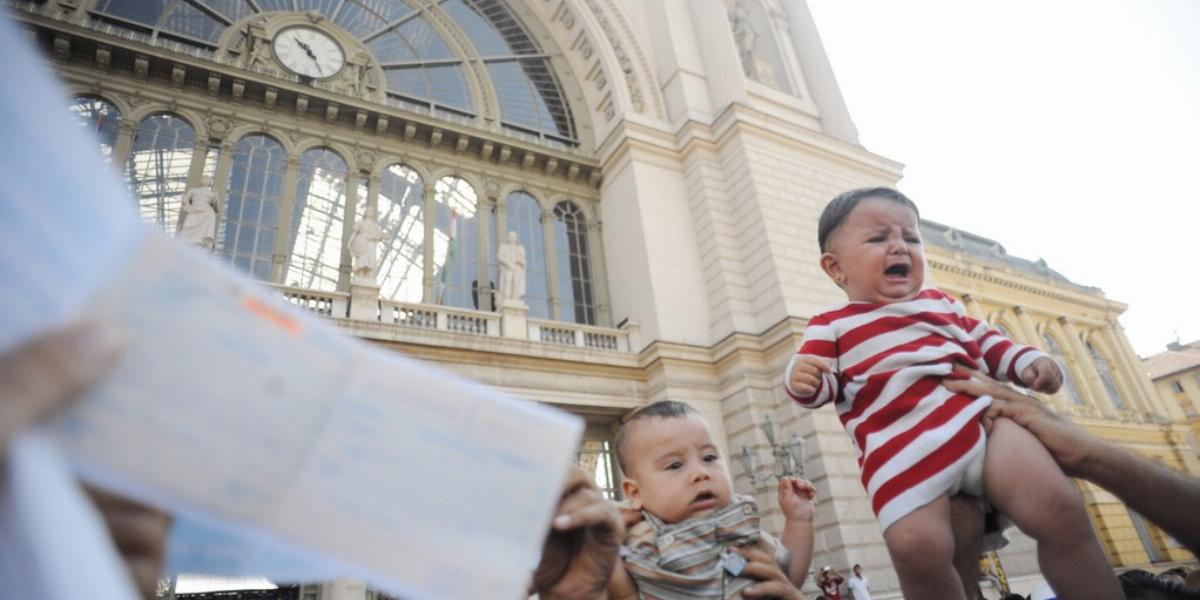 Napok óta kaotikus állapotok uralkodnak a Keletinél, a menekülteket továbbra sem engedik felszállni a vonatokra. FOTÓ: Tóth Gerg