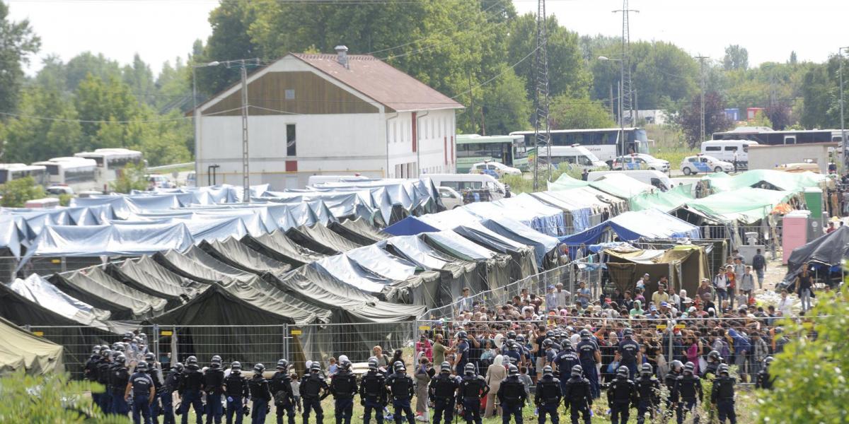 Rendőrök és tiltakozó migránsok a röszkei hangárnál 2015. szeptember 4-én. Az idegenrendészeti előállítóhelyről két hullámban mi