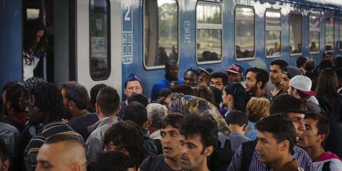 Menekültek szállnak vonatra a debreceni vasútállomáson,  Budapest érintésével próbálnak nyugat felé haladni, azt követően, hogy 