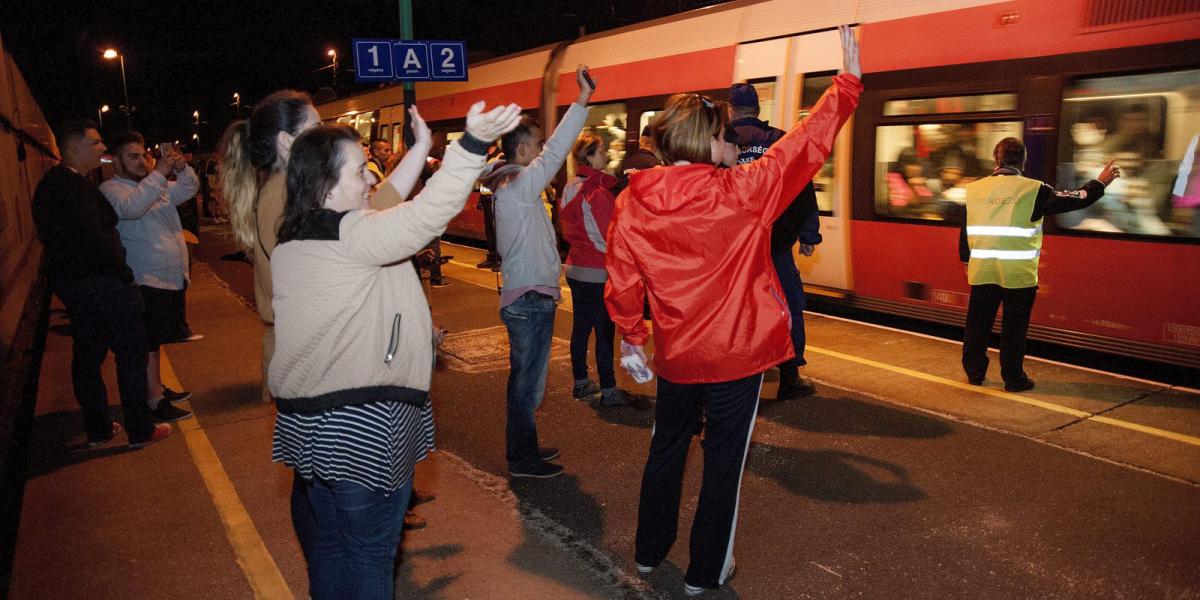 A vámosszabadi befogadó állomásról induló, Nyugat-Európába menekültekkel teli, Hegyeshalom irányába haladó vonat indul Károlyház