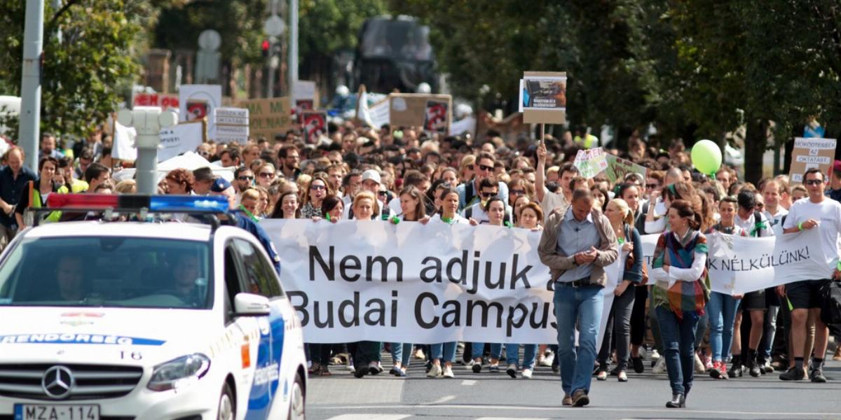 Volt tüntetés, plakátok, harag, elszánás - hiába  Fotó: Molnár Ádám, Népszava