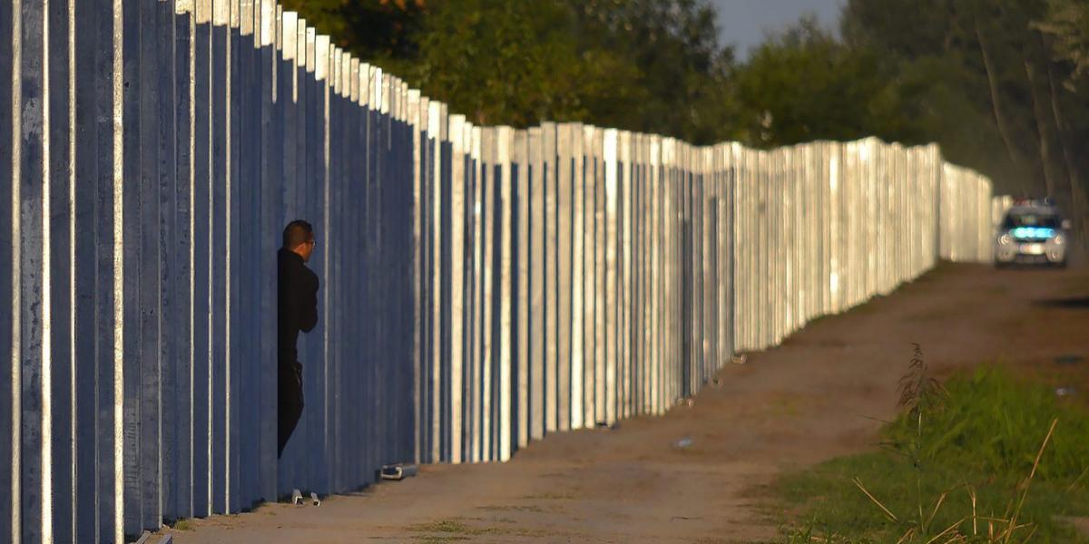 A kerítés a Horgos-Szeged vasútvonal közelében, Röszke határában 2015. szeptember 7-én. MTI Fotó: Molnár Edvárd