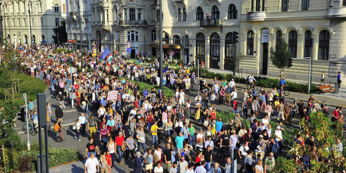 Gyülekeznek a résztvevők a Szabad sajtó útján. MTI Fotó: Komka Péter