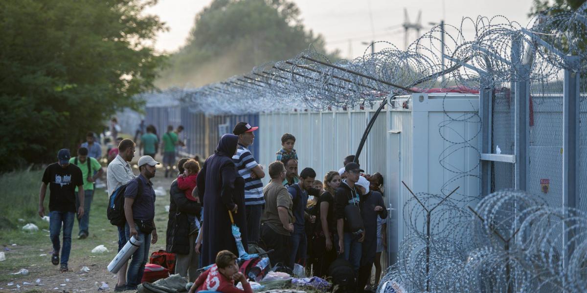 Illegális bevándorlók állnak sorba a Horgos-Röszke áteresztő pontnál, a magyar-szerb határ szerbiai oldalán 2015. szeptember 15-