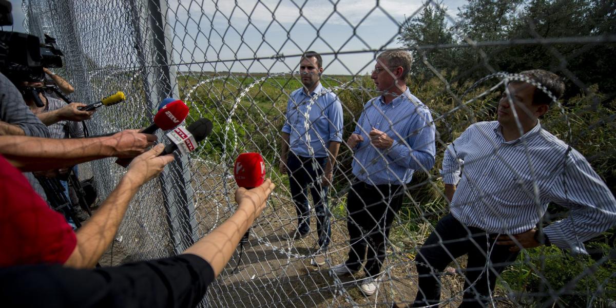 Gyurcsány a kerítés mögül nyilatkozott az újságíróknak a magyar-szerb határnál szeptember 15-én. MTI Fotó: Sóki Tamás