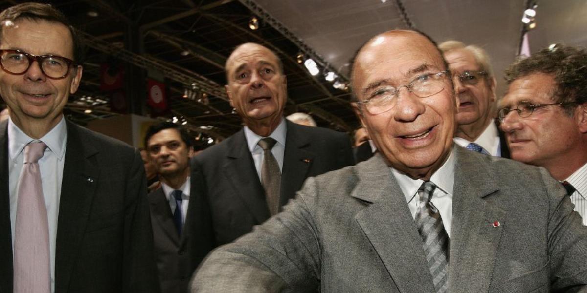 Archív, 2004-es felvétel Serge Dassault-ról. A háttérben Jacques Chirac korábbi köztársasági elnök FOTÓ: EUROPRESS/GETTY IMAGES/