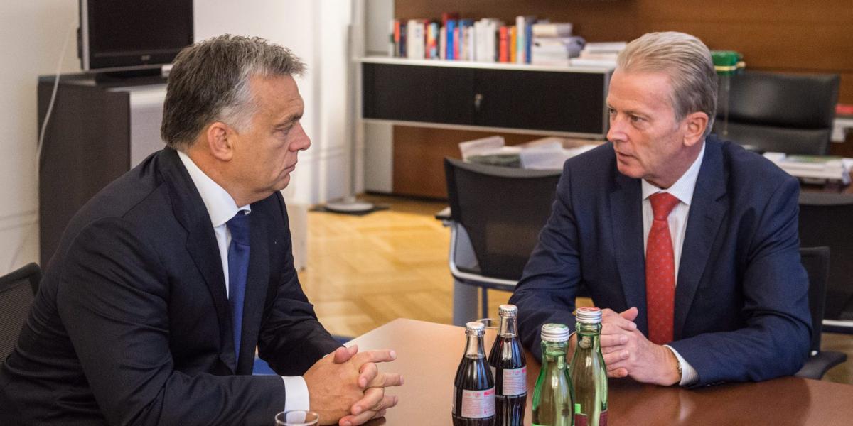 A Miniszterelnöki Sajtóiroda által közreadott képen Reinhold Mitterlehner osztrák alkancellár fogadja Orbán Viktor miniszterelnö