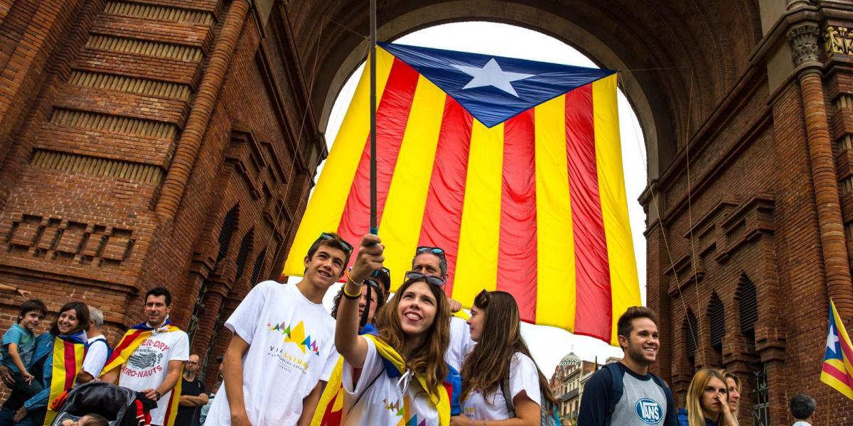 Készülnek a selfi e-k a függetlenségpártiak zászlaja előtt Barcelonában FOTÓ: EUROPRESS/GETTY IMAGES/DAVID RAMOS