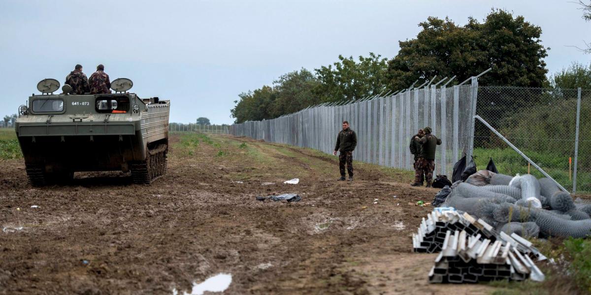 A látvány valóban "háborús övezetre" hajaz  - A honvédség PTSZ típusú lánctalpas járműve az épülő ideiglenes műszaki határzár me