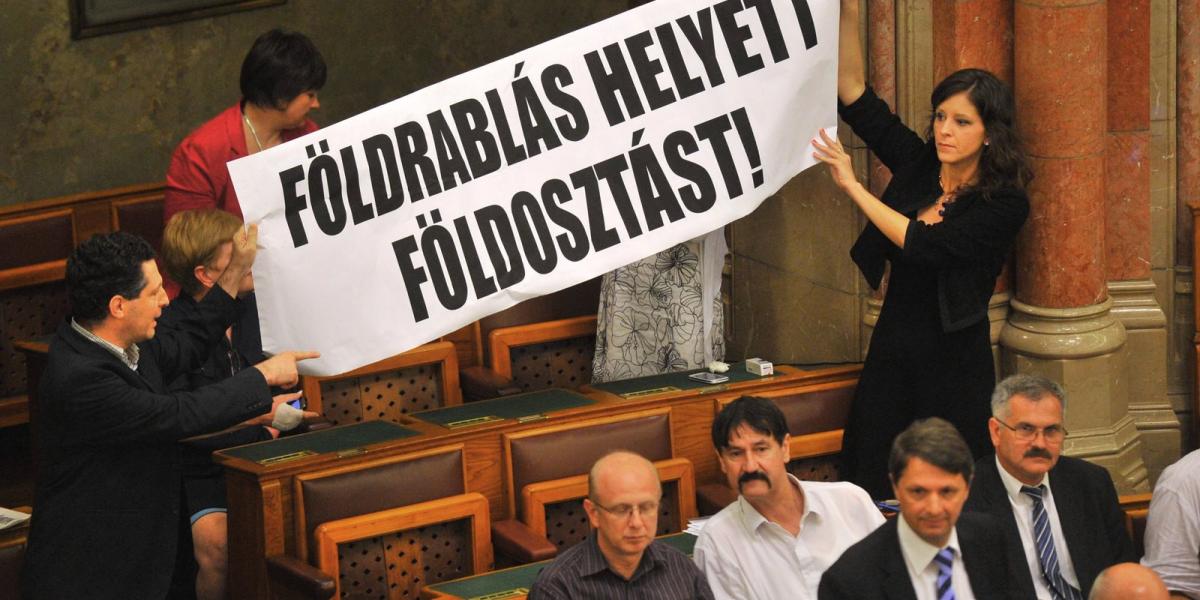 Az LMP már 2013-ban tüntetett a Fidesz földtörvénye ellen Fotó: Népszava 