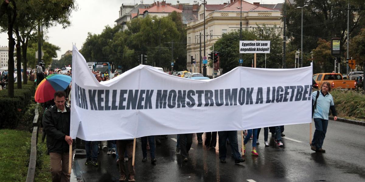 A Civilzugló Egyesület Nem kellenek monstrumok a Ligetbe! címmel rendezett vonulásos demonstrációt szeptemberben Fotó: Molnár Ád