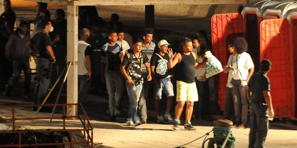 Olaszország, Lampedusa - Életüket kockáztatva, lélekvesztőkön érkeznek a menekültek a szigetre Fotó: Tullio M. Puglia / Getty Im