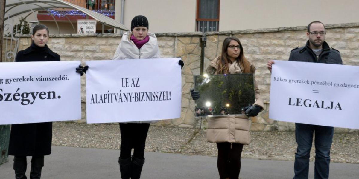 A Fidelitas aktivistái demonstráltak tegnap a Gyermekrák Alapítvány elnökének budapesti háza előtt FOTÓ: MTI/BELICZAY LÁSZLÓ