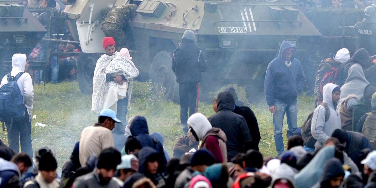 Emberek, csecsemők, tankok - menekülők a horvát-szlovén határnál - Fotó: Jeff J Mitchell/Getty Images 