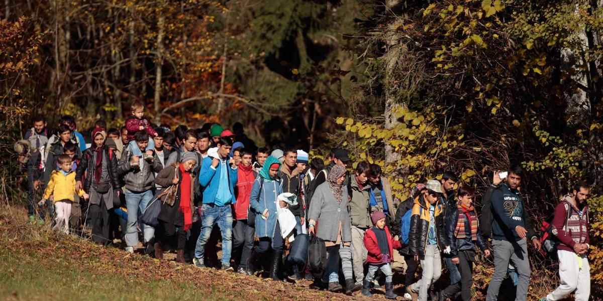 Német rendőrök menekülteket kísérnek Passaunál FOTÓ: EUROPRESS/GETTY IMAGES/JOHANNES SIMO