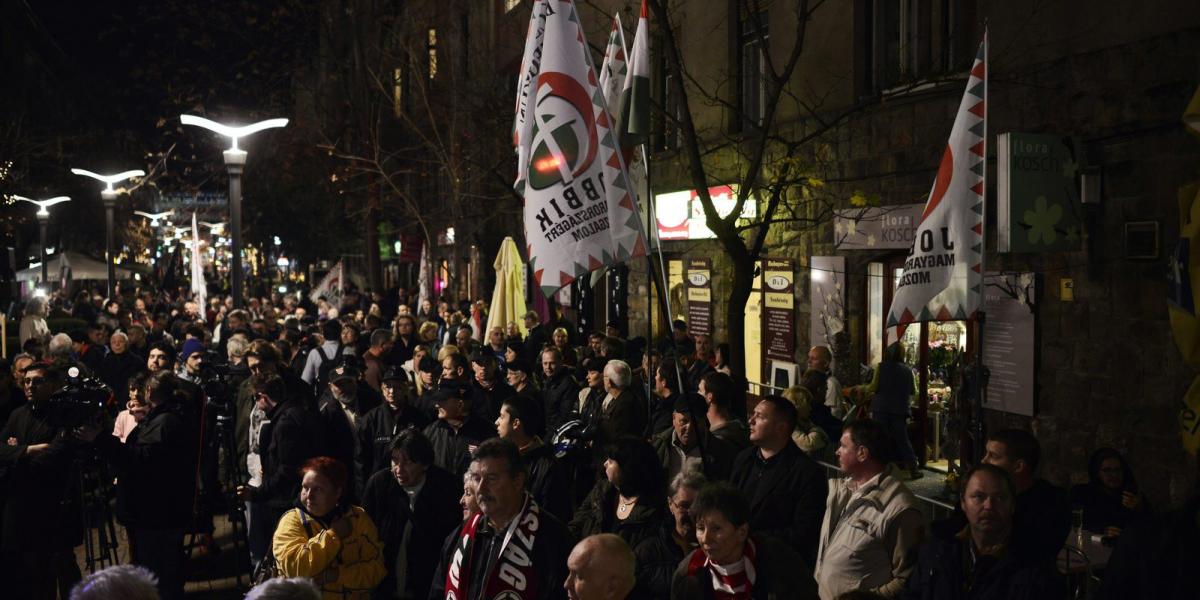 Résztvevők a Jobbik demonstrációján, amelyet Nem akarunk bevándorlást! Nem akarunk terrorizmust! címmel tartanak az Európai Bizo