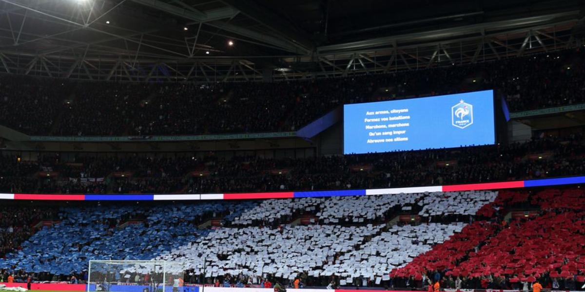 Az angol szurkolók a franciákkal együtt énekelték a Marseillaise-t, szövegét a kivetítőn mutatták FOTÓ: EUROPRESS/GETTY IMAGES/ 