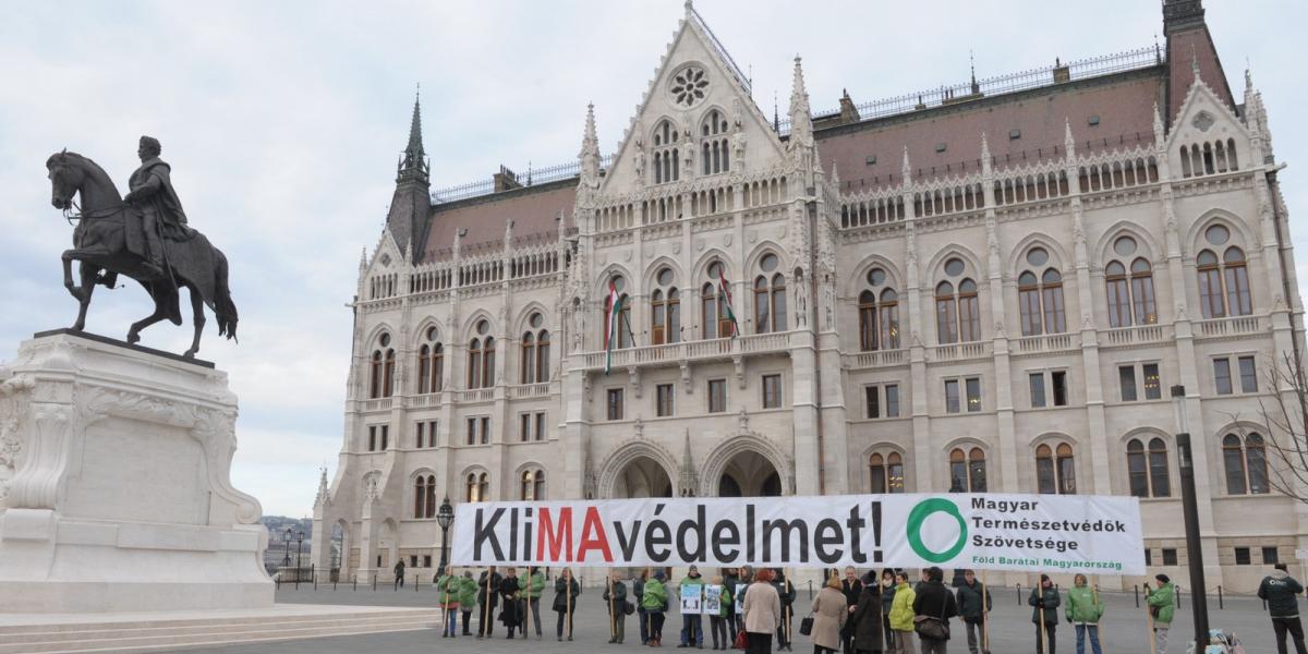 A Természetvédők Szövetsége a klímavédelem fokozását sürgető lakossági üzeneteket adott át a Parlament előtt FOTÓ: VAJDA JÓZSEF