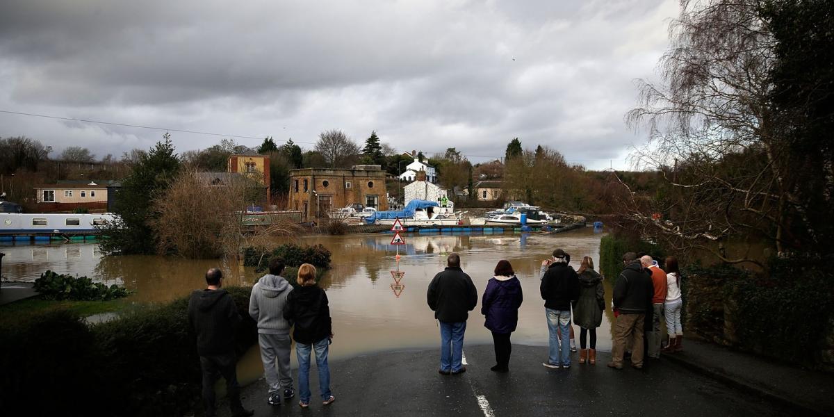 Helyiek nézik a medréből kilépett folyót Tovilban, 2013. december 25-én. Fotó: Matthew Lloyd/Getty Images