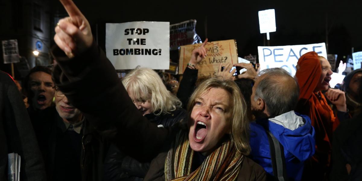 Anglia, London 2015 december 2 - Tüntetők tiltakoznak a szíriai brit légicsapások ellen Fotó: Carl Court / Getty Images