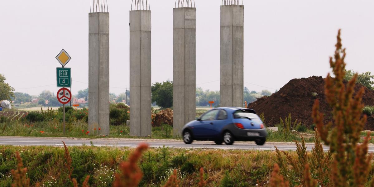 A kormány kapkodó intézkedéseire kiváló példák az M4-es Szolnok melletti torzói FOTÓ: SZALMÁS PÉTER