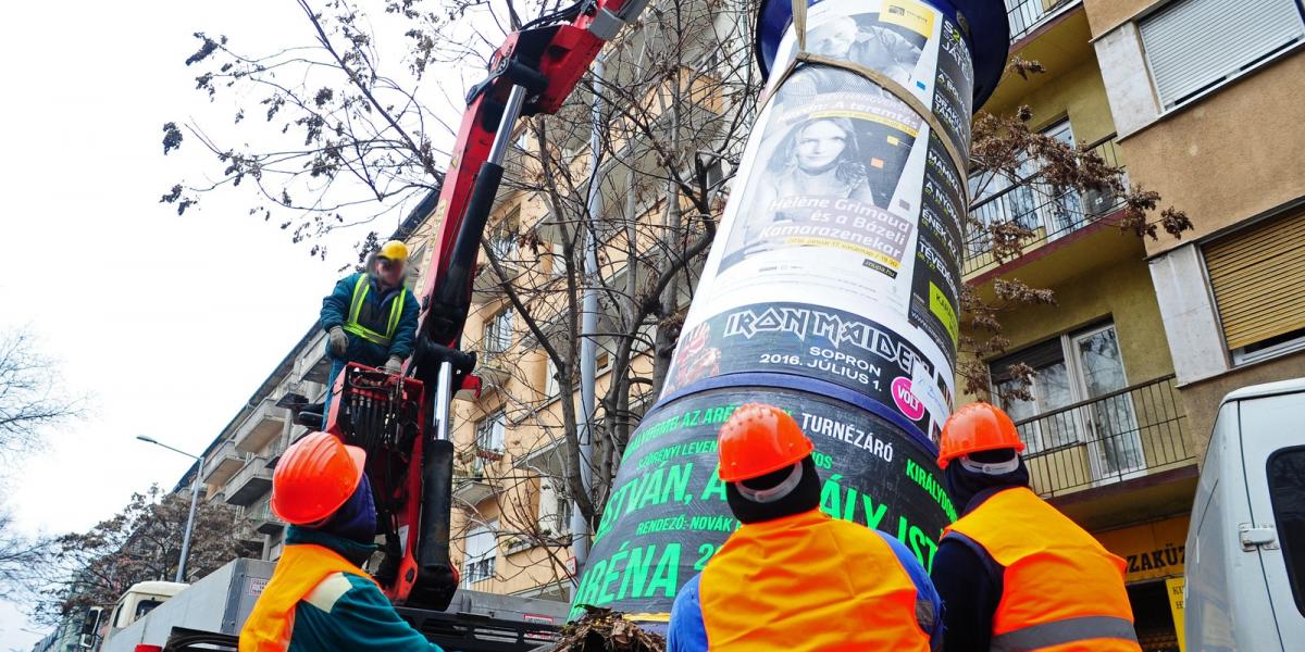 Szombaton kezdték elszállítani a hirdetőoszlopokat FOTÓ: Molnár Ádám