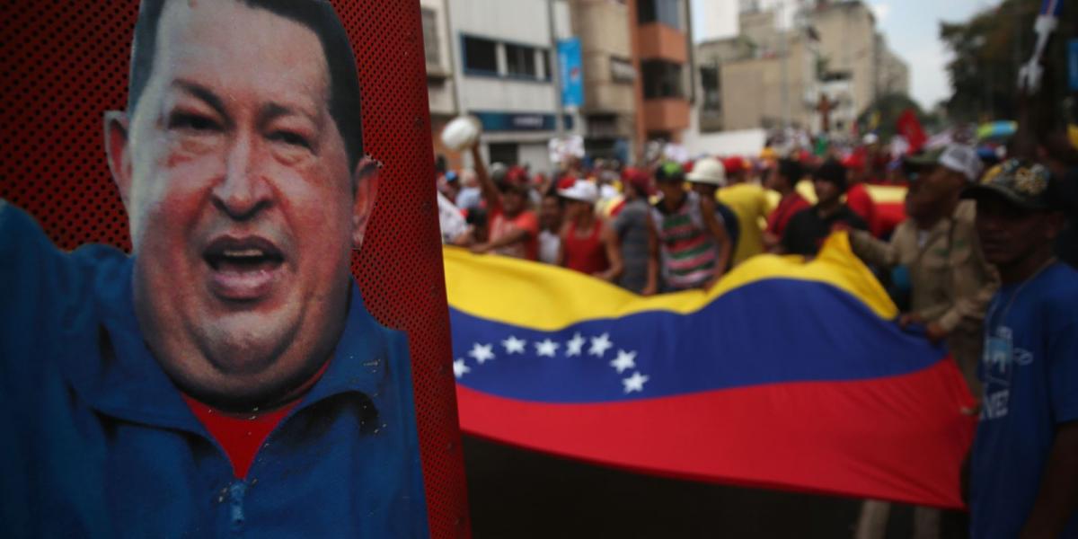 A néhai Hugo Chávez képeivel aggatják tele a caracasi utcákat FOTÓ: EUROPRESS/GETTY IMAGES/JOHN MOORE