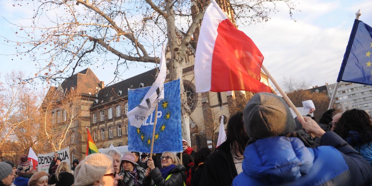 EU-párti és lengyel–magyar kormányellenes tüntetés volt szombaton a budapesti lengyel nagykövetség előtt FOTÓ: TÓTH GERGŐ