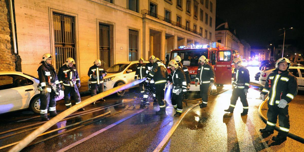 A volt budapesti MSZP-székházból két embert a tűzoltók mentettek ki FOTÓ: MTI/MIHÁDÁK ZOLTÁN