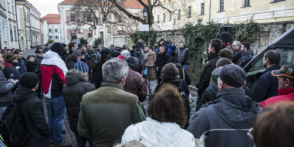 Tüntetés a vörösiszapper bírósági határozata miatt Veszprémben. MTI Fotó: Bodnár Boglárka