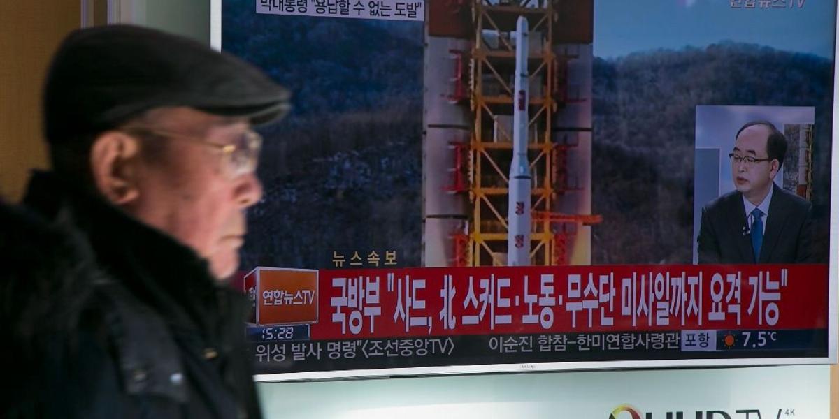 Dél-Koreában utcai kivetítőkön követték az északi rakétakísérletről szóló híradásokat FOTÓ: EUROPRESS/GETTY IMAGES/HAN MYUNG-GU