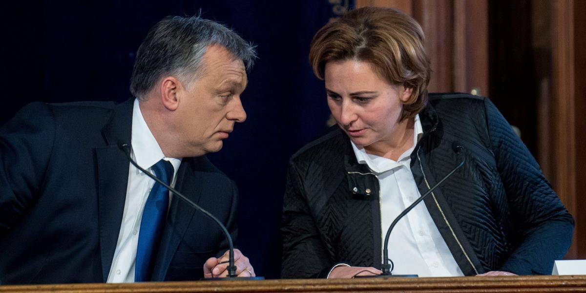 Kinek mennyit adjunk? -  Orbán Viktor miniszterelnök és Szemereyné Pataki Klaudia polgármester MTI Fotó: Ujvári Sándor