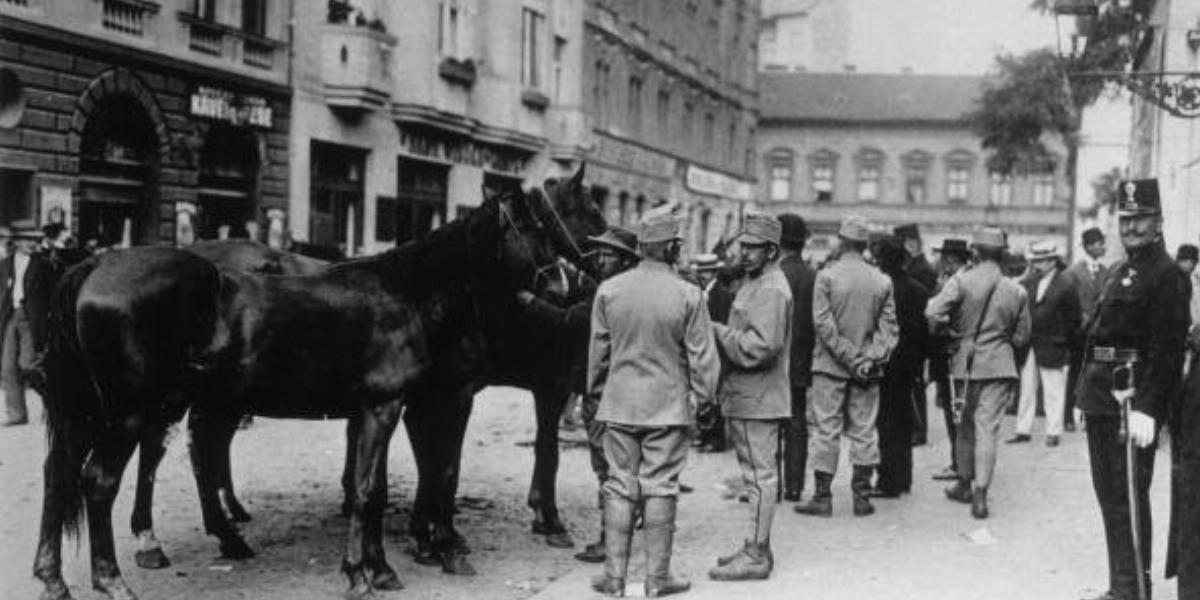 Lovakat rekvirálnak - Mozgósítás az Osztrák Magyar Monarchiában, 1914. (Fotó: Keystone/GettyImages)