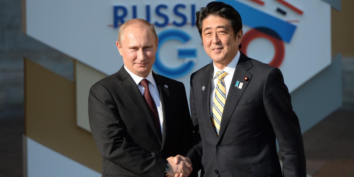 Korábbi felvétel Putyinról és Abe Shinzo, japán miniszterelnökről. FOTÓ: Anton Denisov/Host Photo Agency/Getty Images