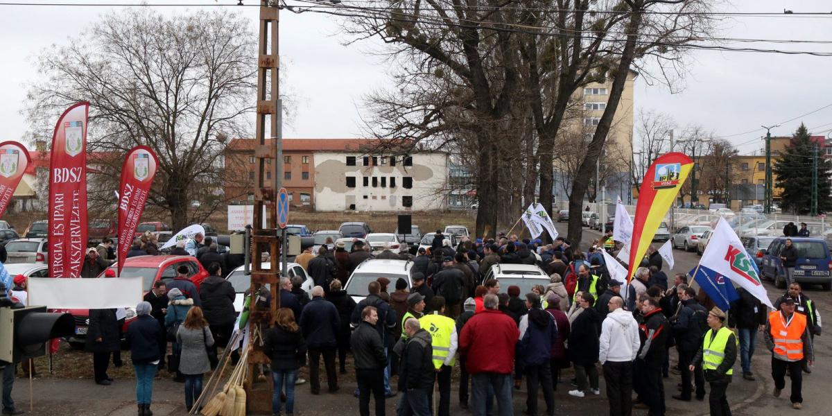 A közlekedési szakszervezetek február 3-án tartottak demonstrációt a Miskolc Városi Közlekedési Zrt. telephelyénél  MTI Fotó: Va