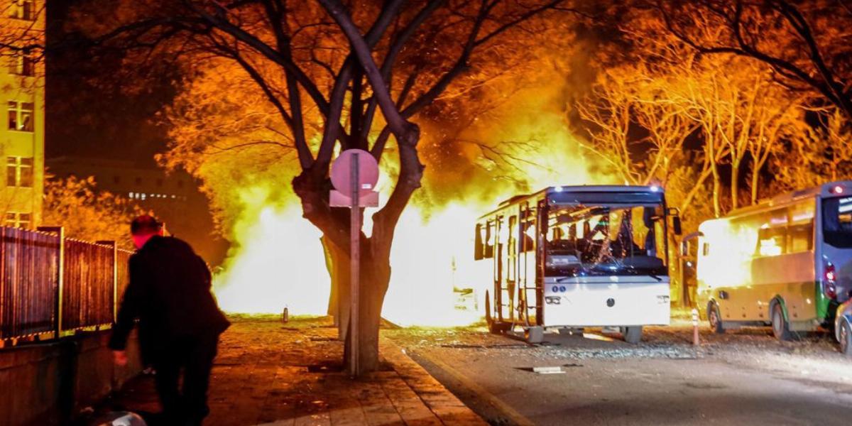 Hosszú idő után sikerült eloltani a robbantás tüzét FOTÓ: EUROPRESS/GETTY IMAGES/DEFNE KARADENIZ